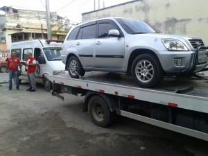 Veículo foi rebocado e levado para o pátio legal. (foto: Mauro Luis / Maricá Info)