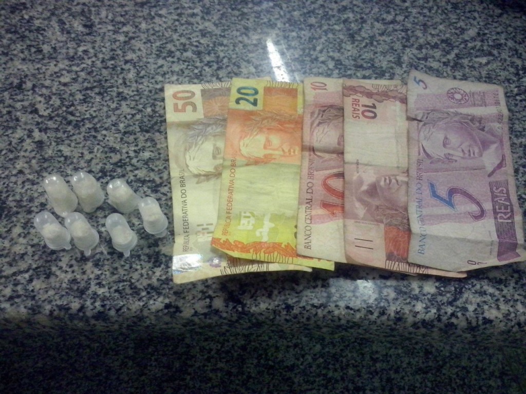 Droga e dinheiro encontrado com jovem em Itapeba. (foto: Whatsapp Maricá Info / Francisco Avelino)