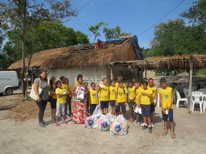 Na oportunidade as crianças representando a LBV fizeram a entrega de cestas de alimentos não perecível.