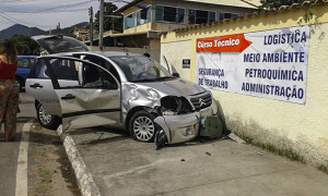 Após ser colisão com moto, carro subiu calçada e bateu em um muro. (foto: Raphaella / Whatsapp Maricá Info)