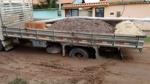 Caminhão atolou em rua do Parque Nanci. Moradores cobram solução da Prefeitura de Maricá.