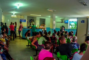 Pacientes aguardam até 3 horas para atendimento médico no hospital municipal Conde Modesto Leal, no Centro de Maricá. (foto: Maricá Info)
