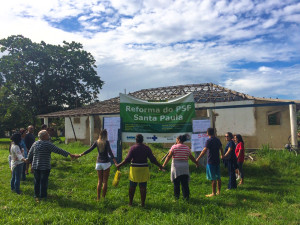 Moradores também fizeram abraço simbólico em frente ao posto de saúde pedindo a retomada das obras.