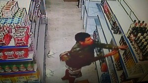 Imagens das câmeras mostram o ladrão roubando bebidas. 