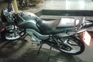 Moto roubada recuperada pela polícia. (foto: Mauro Luis / Maricá Info)