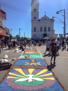 Tapetes foram confeccionados entre nas ruas Almeida Fagundes e Avenida Nossa Senhora do Amparo, no Centro.