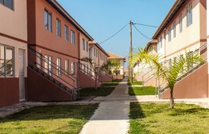 Blocos com dois andares compõem o Residencial Carlos Marighella, em Itaipuaçu. (fotos: João Henrique / Maricá Info)