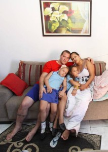 Flávia Costa (deitada no sofá), com o marido Vagner Peres e as filhas Maria Eduarda, de 7 anos, e Giovana, de 5. Foto: Paulo Nicolella / Agência O Globo