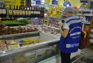 Fiscalização recolheu mais de 3 toneladas de produtos impróprios. (Fotos: Clarildo Menezes)