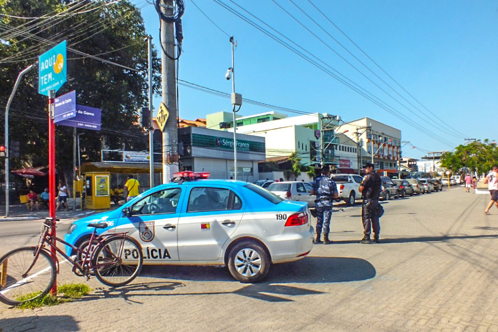 Duplas formadas por policiais militares e guardas municipais fazem o policiamento na região Central de Maricá. (fotos: João Henrique / Maricá Info)