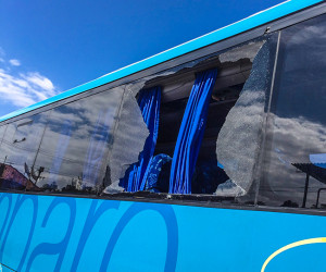 Cinco ônibus da Viação Nossa Senhora do Amparo foram apedrejados em Maricá. 