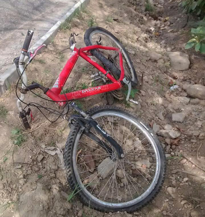 Bicicleta utilizada pela v&iacute;tima tamb&eacute;m ficou destru&iacute;da.