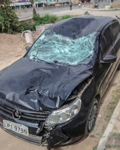 Carro ficou completamente destru&iacute;do no acidente.
