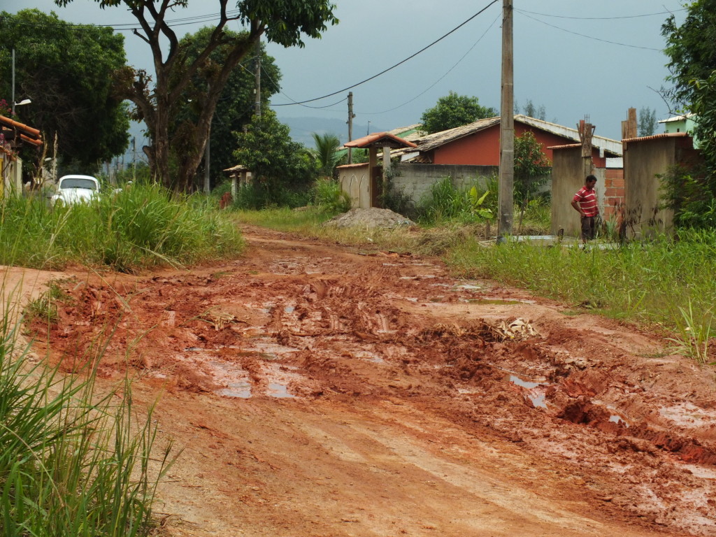 Rua intransitável em Itaipuaçu. (Foto: João Henrique / Maricá Info)