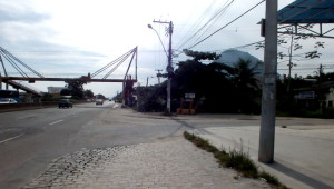 Acesso à trilha se dá pela rua ao lado da passarela de São José. (foto: Maricá Info) 