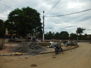Obras reiniciaram na praça de Bambuí. (foto: João Henrique / Maricá Info)