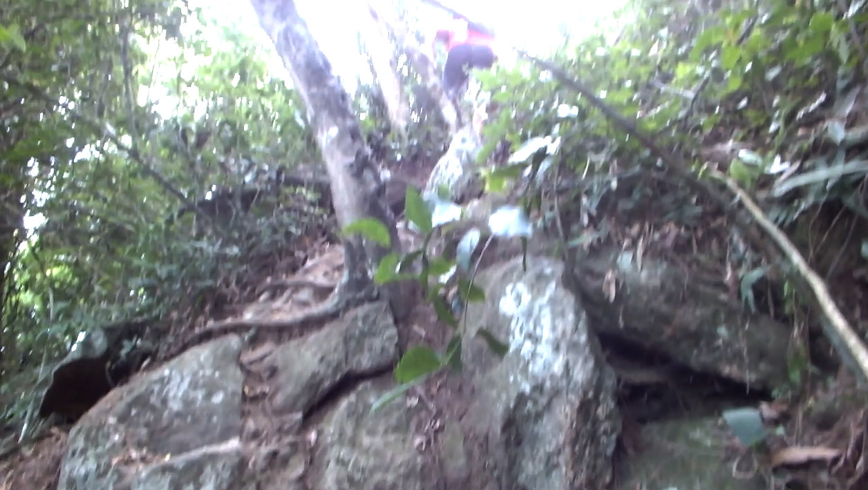Há uma parte onde o acesso se dá por pequena escalada nas pedras. (foto: Maricá Info) 