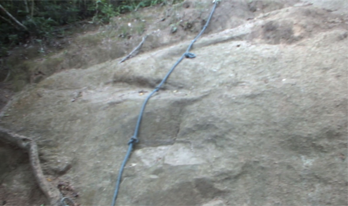 Nesta parte, utilize a corda ou passe pelos cantos para subir a trilha. (foto: Maricá Info) 