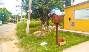 Lixo acumulado há uma semana em Ubatiba.