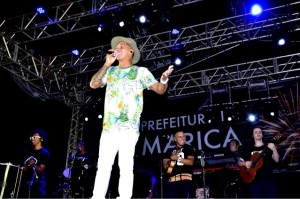 Sambista Leandro Sapucahy foi a atração principal do Festival de Verão de Maricá no último sábado (23/01). (foto: Fernando Silva)
