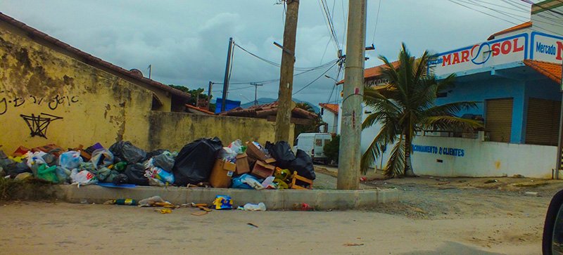 Lixo acumulado em Cordeirinho, região litorânea de Maricá. (foto: João Henrique / Maricá Info)