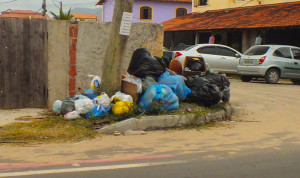 Lixo acumulado no bairro Guaratiba. (foto: João Henrique / Maricá Info)
