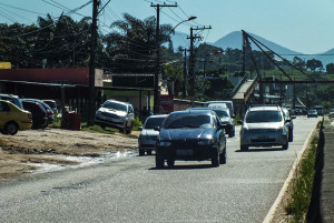 Diversos buracos e trechos com terra invadindo a pista colocam motoristas e pedestres em risco. (foto: João Henrique / Maricá Info)
