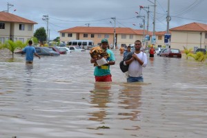 Moradores do residencial Carlos Marighella, em Itaipuaçu, tentam salvar da chuva o que conseguiram. (foto: Gerhard Sardo / Itaipuaçu Que Queremos)