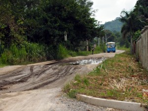Ruas intransitáveis em Itaocaia Valley, em Itaipuaçu. (fotos: João Henrique / Maricá Info)