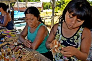 Indígenas mostraram artesanatos, que ficou a venda no local. (foto: Divulgação)