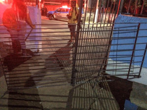 Portão foi quebrado em confusão entre estudantes. (foto: Renan Mendonça)