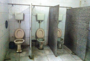 Banheiros do terminal rodoviário em péssimo estado de conservação em Maricá. (foto: João Henrique / Maricá Info)