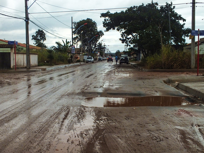 Avenida Jardel Filho (antiga Av. 2), em Itaipuaçu, apresenta problemas dias após receber asfaltamento. (foto: João Henrique / Maricá Info)