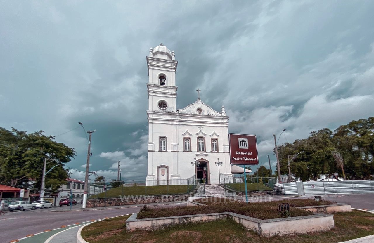 marica centro igreja chuva nuvem