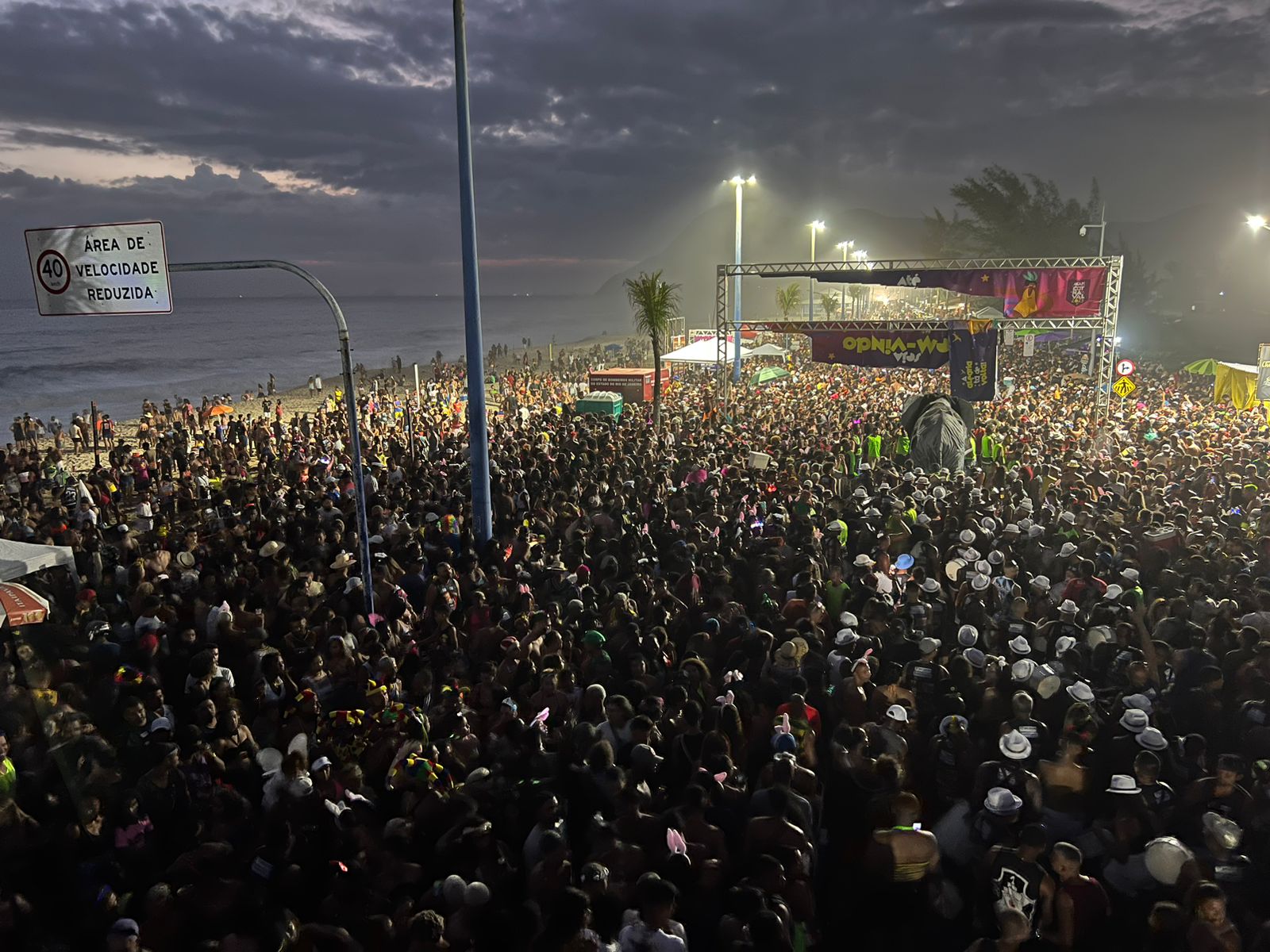 Bloco Tromba Nervosa arrastou multidão no Carnaval 2023 em Itaipuaçu. (foto: Adriano Marçal)