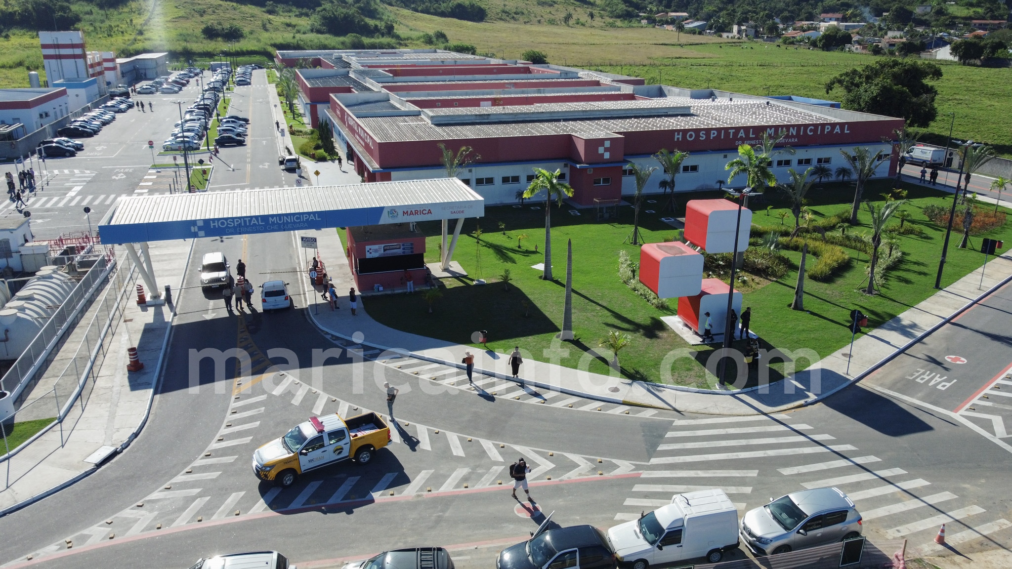 Troca de tiros entre policiais e criminosos deixa jovem baleado em Itaipuaçu 1 hospital municipal dr ernesto che guevara marica rj