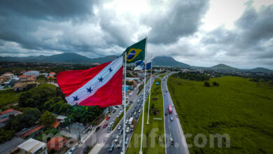 Bandeiras na entrada de Maricá na RJ-106 na altura de Inoã. (Foto: João Henrique / Maricá Info)