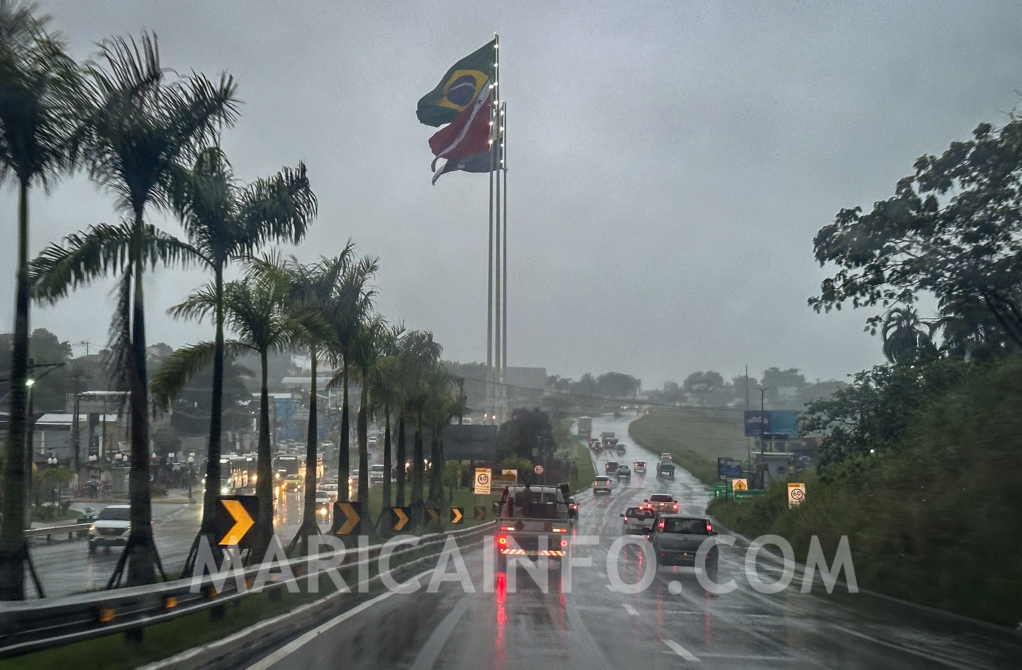 Tempo chuvoso chegada Maricá - Bandeiras em Inoã. (foto: João Henrique / Maricá Info)