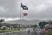 Tempo chuvoso em Maricá - Bandeiras em Inoã. (foto: João Henrique / Maricá Info)