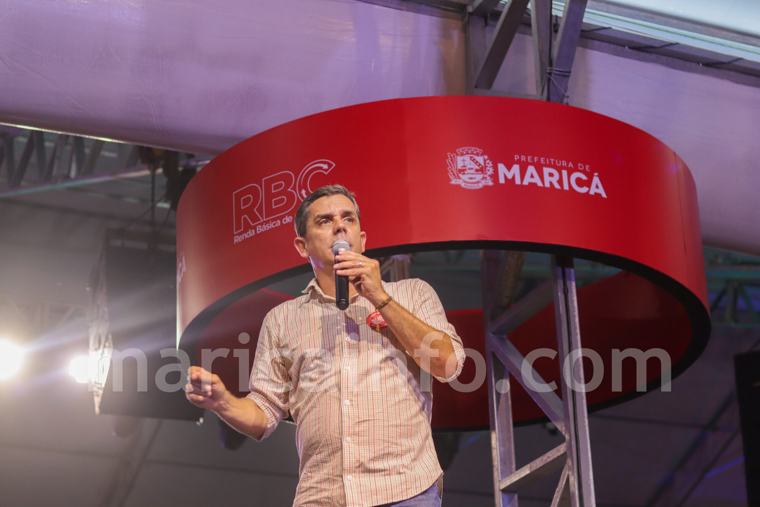 Prefeito de Maricá, Fabiano Horta, durante entrega de cartões aos beneficiários do Renda Básica da Cidadania. (Foto: João Henrique / Maricá Info)