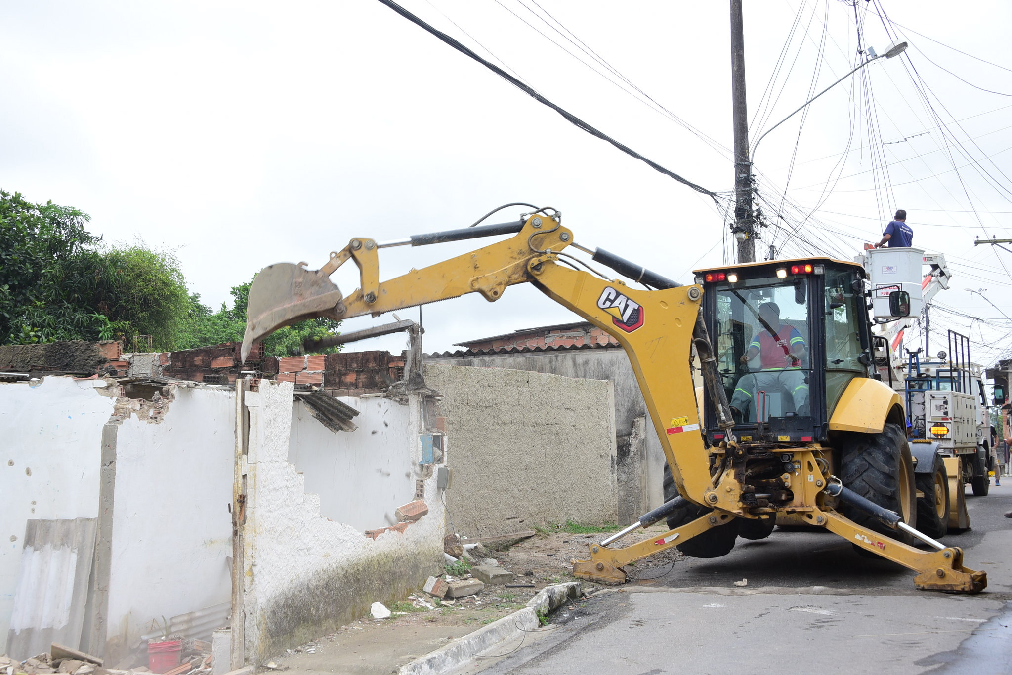 Gated demole casas construídas irregularmente no bairro Pedreiras. (Foto: Clarildo Menezes)