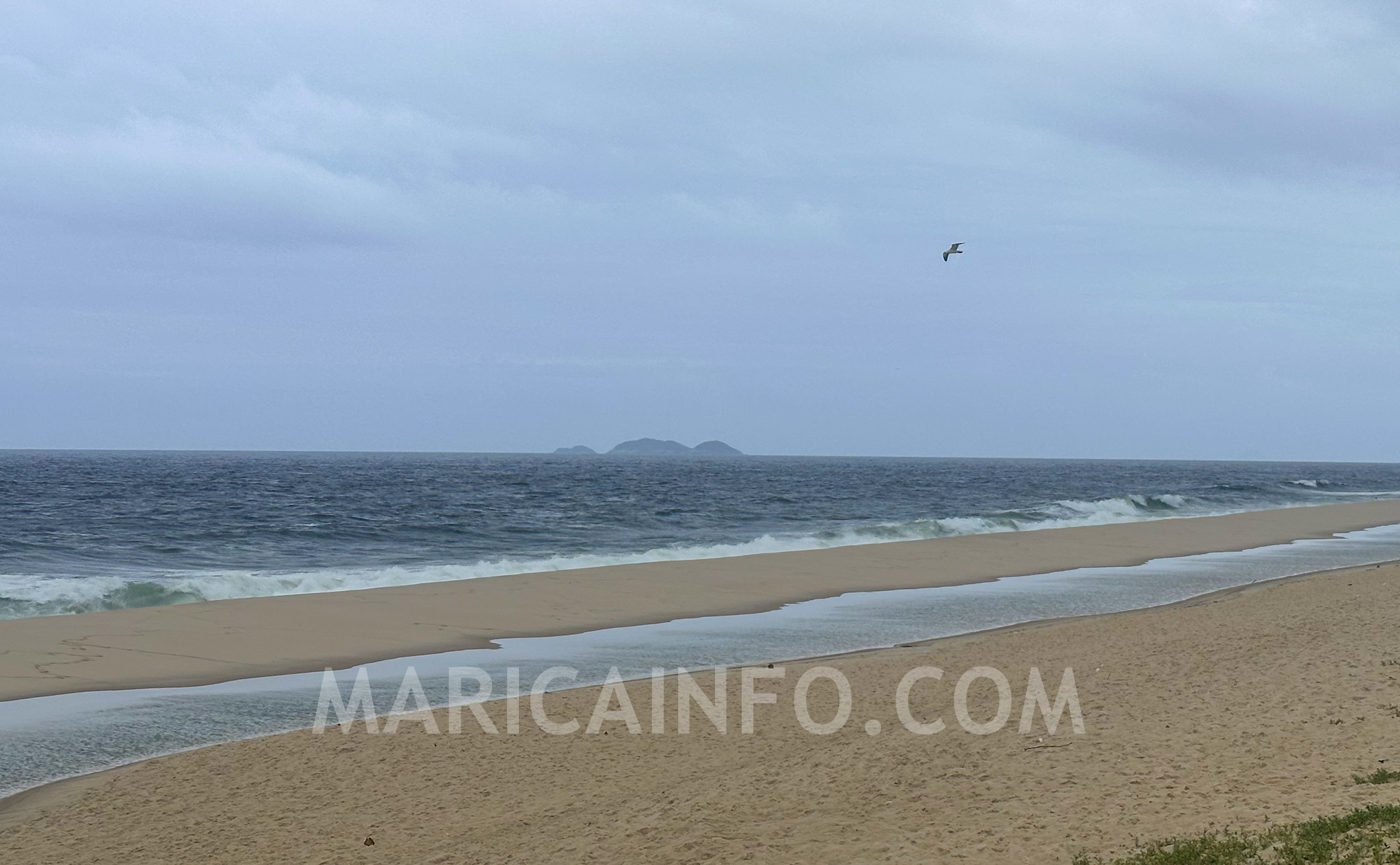 Praia da Barra de Marica Lagomar dia nublado