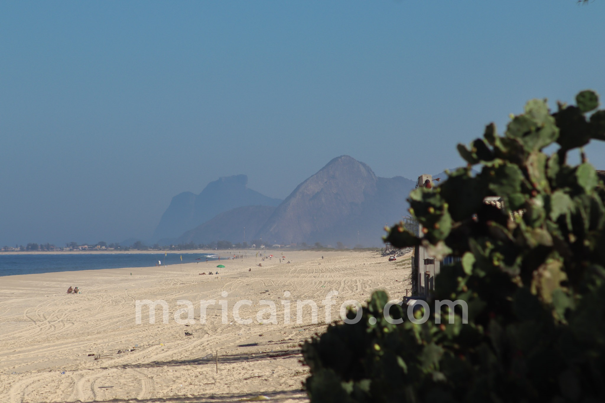 Praia de Itaipuacu vista Pedra da Gavea