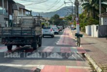 Trânsito na Mumbuca no primeiro dia do sistema binário no Centro. (Foto: João Henrique / Maricá Info)