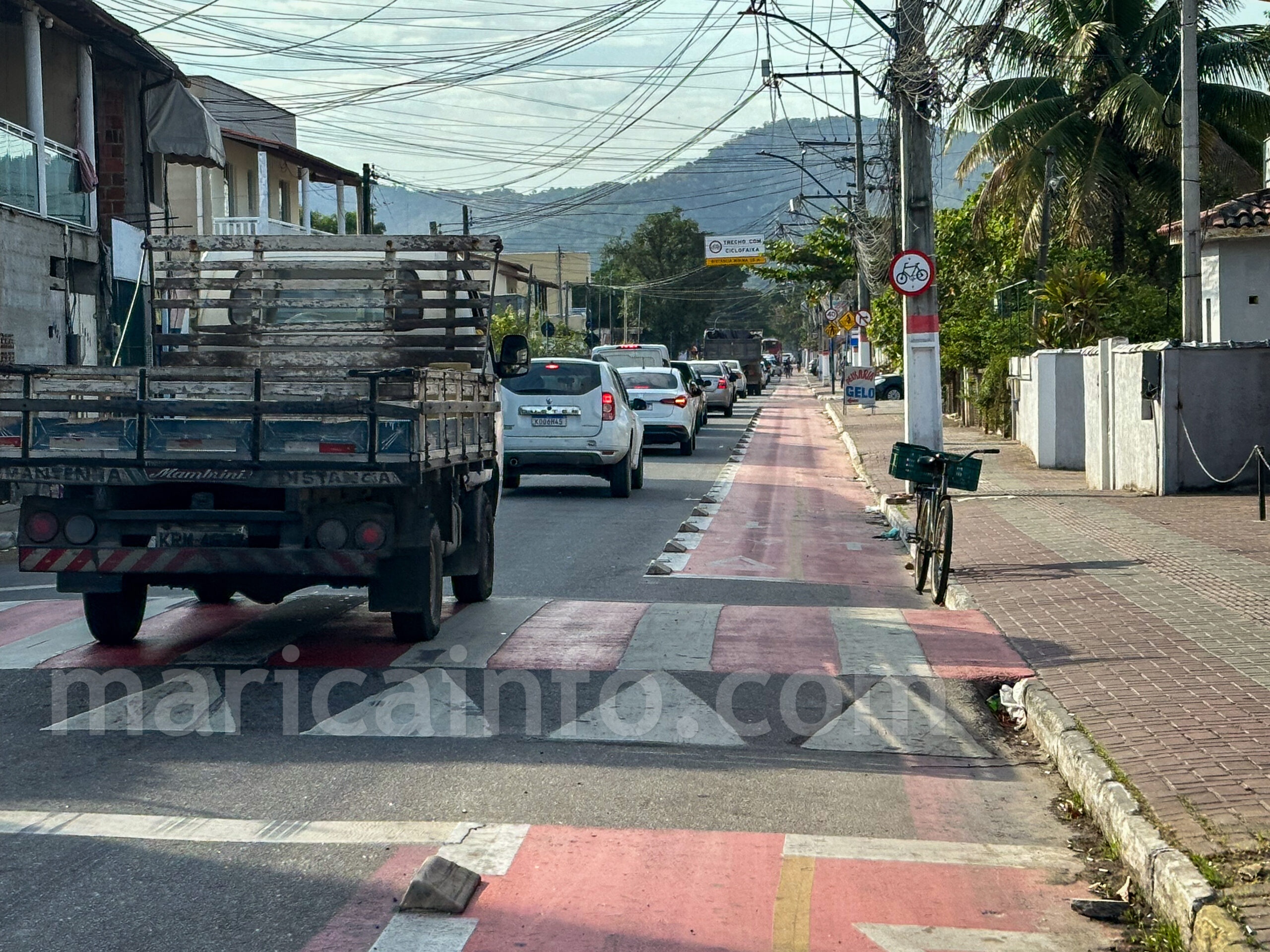 Trânsito na Mumbuca no primeiro dia do sistema binário no Centro. (Foto: João Henrique / Maricá Info)