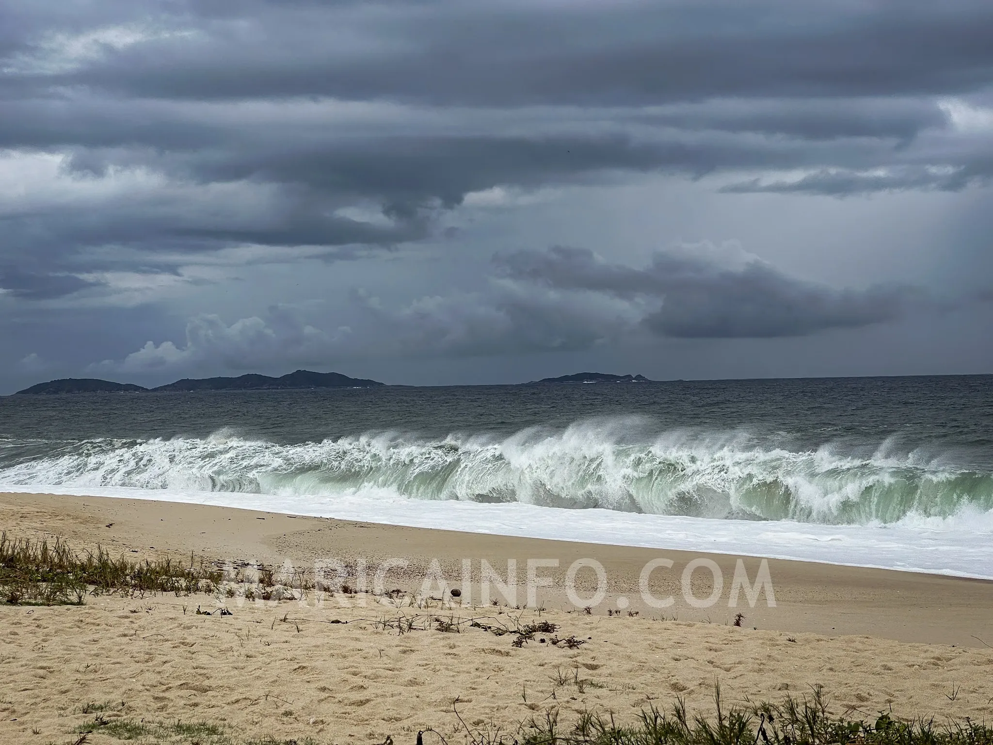 Praia Itaipuacu Ondas Ressaca