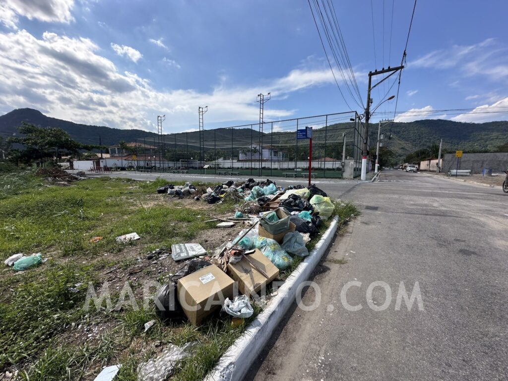 Lixo acumulado em esquina de Itaipuacu