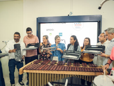 entrega de instrumentos musicais