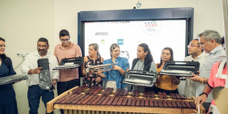 entrega de instrumentos musicais