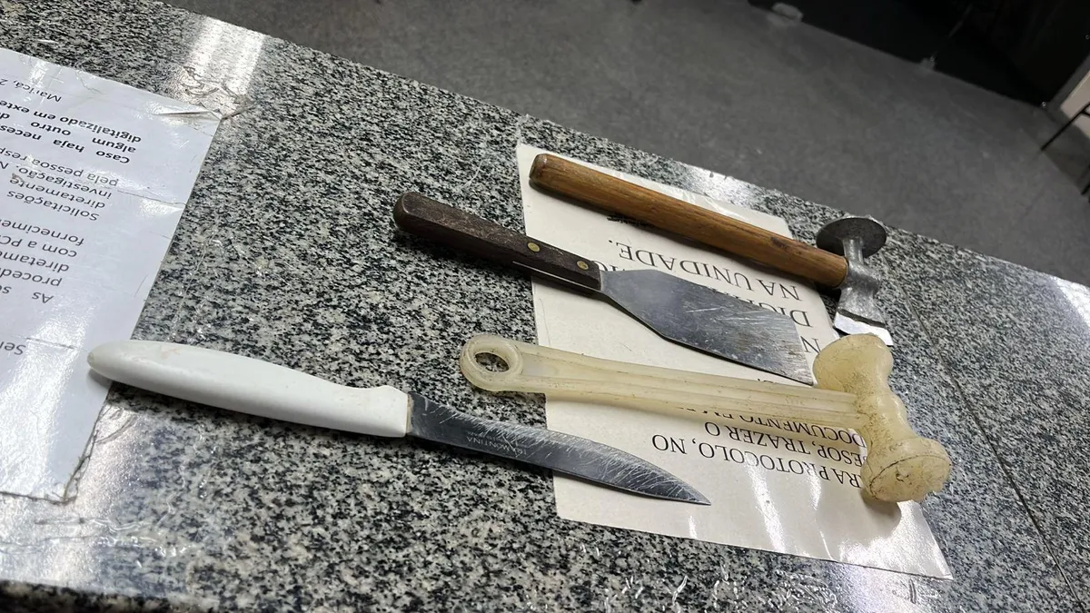 Mulher é presa em flagrante por agredir marido e genro com utensílios de cozinha em Maricá 1 utencilios de cozinha